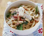 Vollkornnudeln mit süßen Zwiebeln und Ricotta