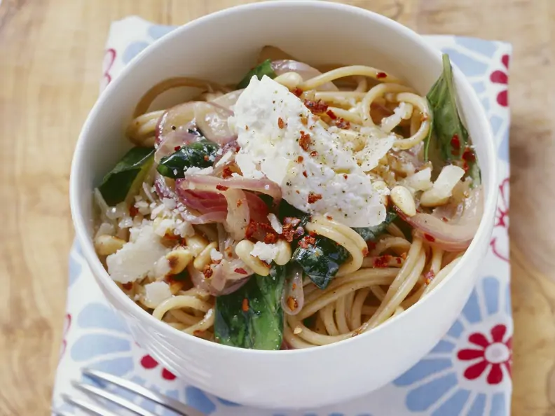 Vollkornnudeln mit süßen Zwiebeln und Ricotta