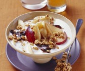 Müsli mit Pflaumen und Bananen