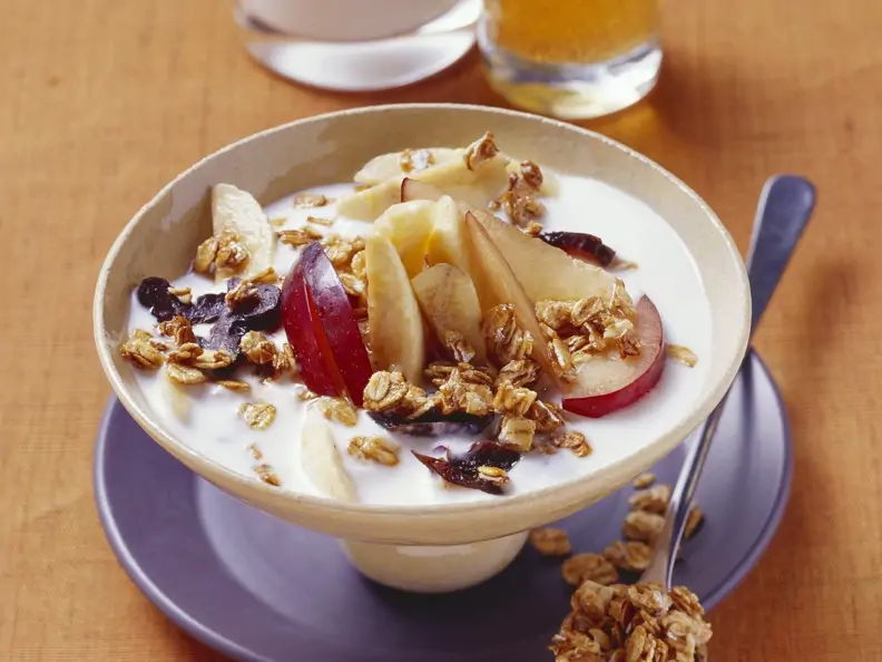 Müsli mit Pflaumen und Bananen