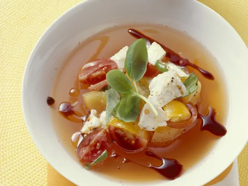 Tomatensuppe mit Mozzarella di Bufala Campana