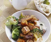 Knuspriger Tofu mit Austernpilzen und Brokkoli