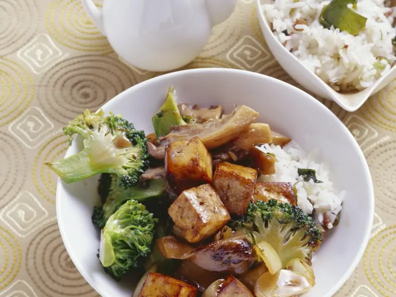 Knuspriger Tofu mit Austernpilzen und Brokkoli