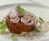 Rohes Rinderhackfleisch mit Kapern, roten Zwiebeln und Oliven
