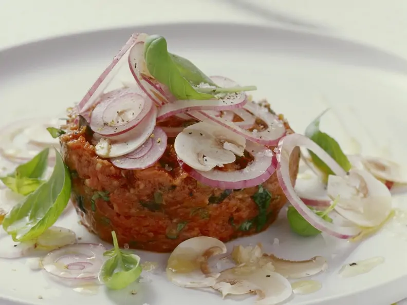 Rohes Rinderhackfleisch mit Kapern, roten Zwiebeln und Oliven