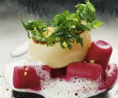 Rote-Bete-Nockerl mit Jakobsmuschel