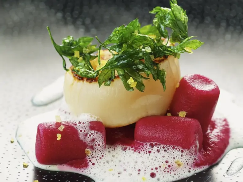Rote-Bete-Nockerl mit Jakobsmuschel