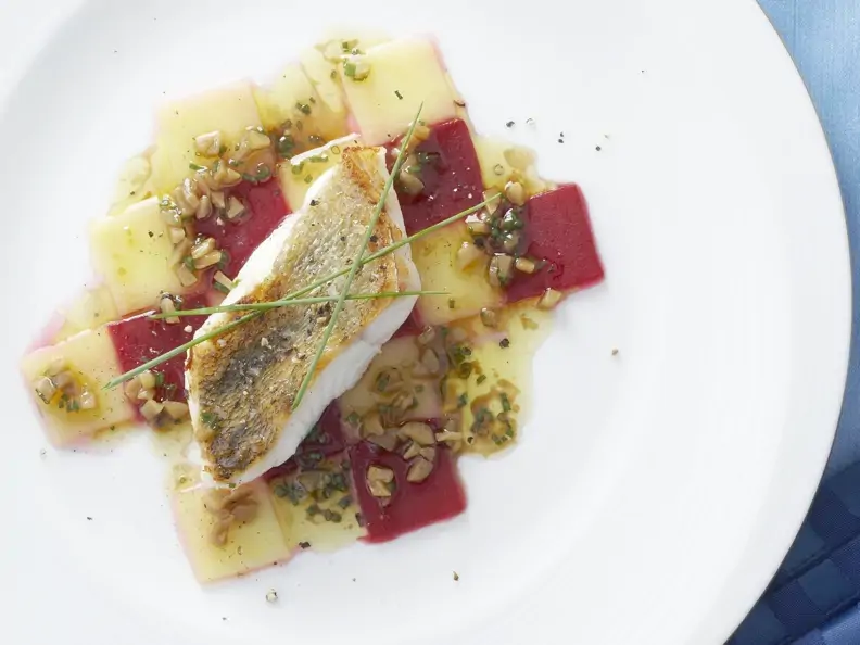 Zanderfilet auf Kartoffeln und Roter Bete