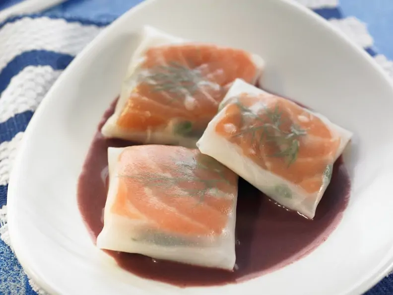 Lachs in Reispapierhülle