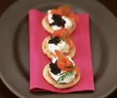 Kleine Buchweizenpfannkuchen mit Sahnemeerrettich, geräuchertem Lachs und Kaviar