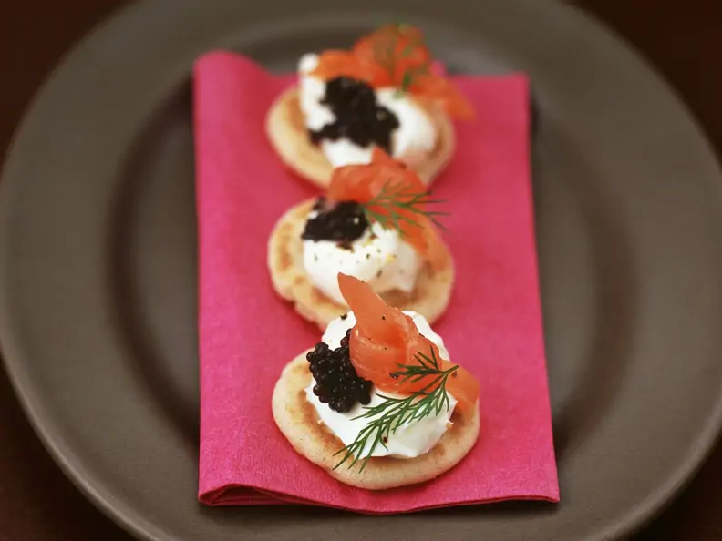 Kleine Buchweizenpfannkuchen mit Sahnemeerrettich, geräuchertem Lachs und Kaviar