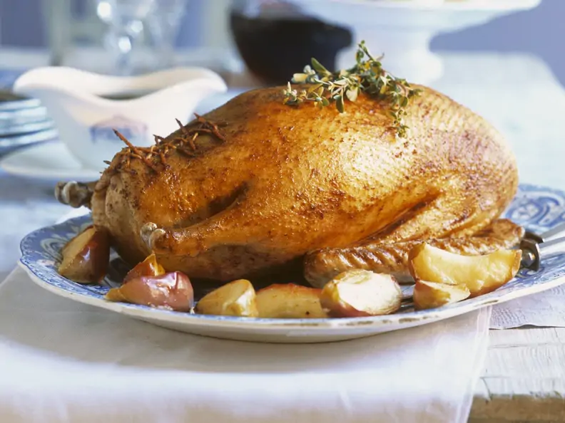 Gefüllter Gänsebraten mit Äpfeln und Kartoffelknödeln