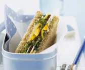 Vollkorntoast mit Käse und Paprika