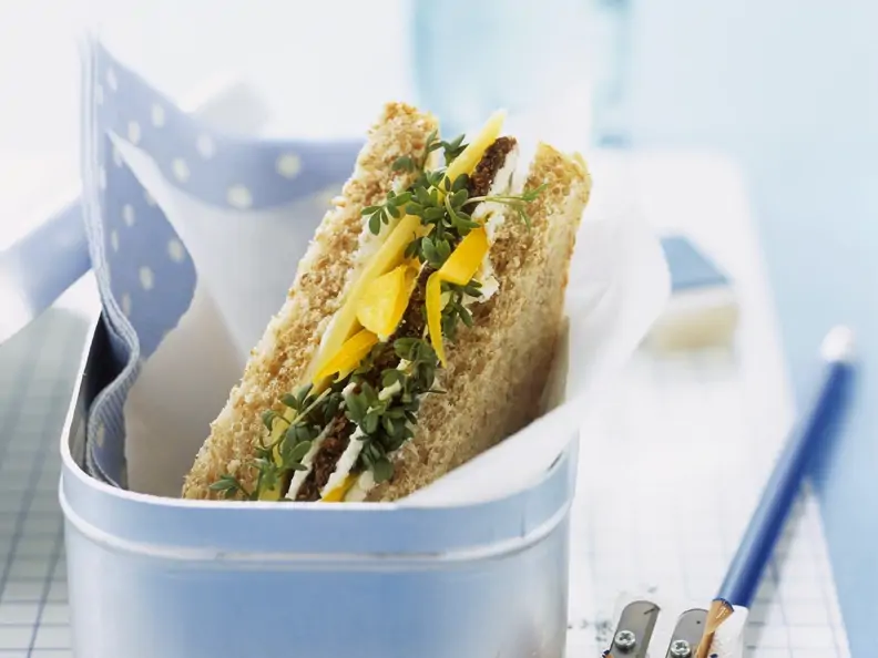 Vollkorntoast mit Käse und Paprika