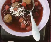 Rote Suppe mit Hackklößchen