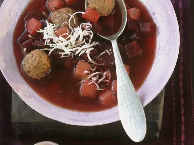 Rote Suppe mit Hackklößchen