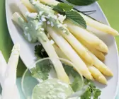 Weißer Spargel mit grüner Soße