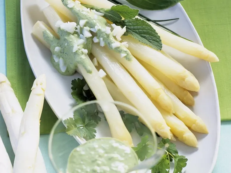 Weißer Spargel mit grüner Soße