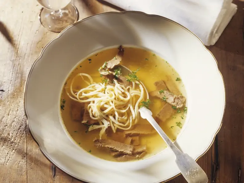 Brühe mit Rindfleisch und Pfannkuchenstreifen