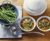 Rindfleischsuppe mit grünen Bohnen und Gemüse