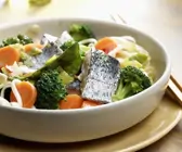 Asiatische Nudeln mit Barsch, Broccoli und Möhren