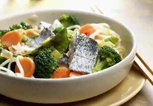 Asiatische Nudeln mit Barsch, Broccoli und Möhren