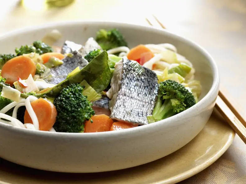Asiatische Nudeln mit Barsch, Broccoli und Möhren