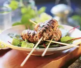Hackfleischspieße vom Grill auf Rote-Bete-Blättern