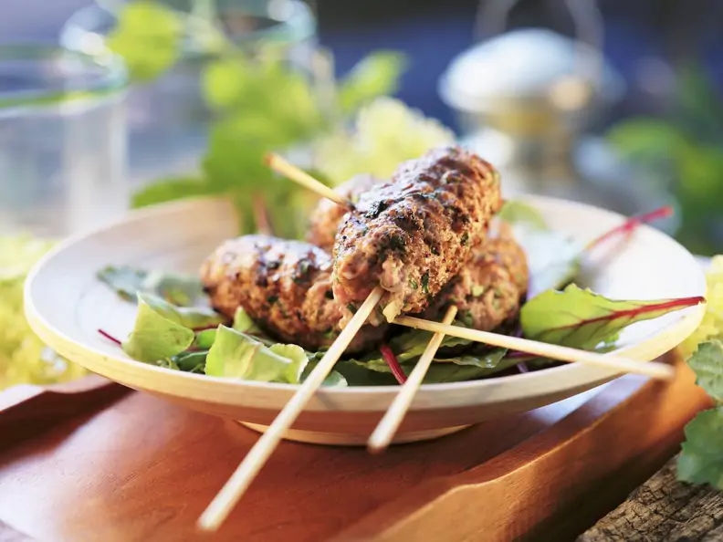 Hackfleischspieße vom Grill auf Rote-Bete-Blättern