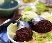 Gebrühte Blutwurst mit Graupen dazu Zwiebeln