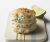 Schellfisch-Blätterteigpastete mit Limettenmayonnaise und Kräutern