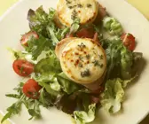 Überbackener Ziegenkäse mit Röstbrot und Salat