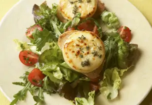 Überbackener Ziegenkäse mit Röstbrot und Salat