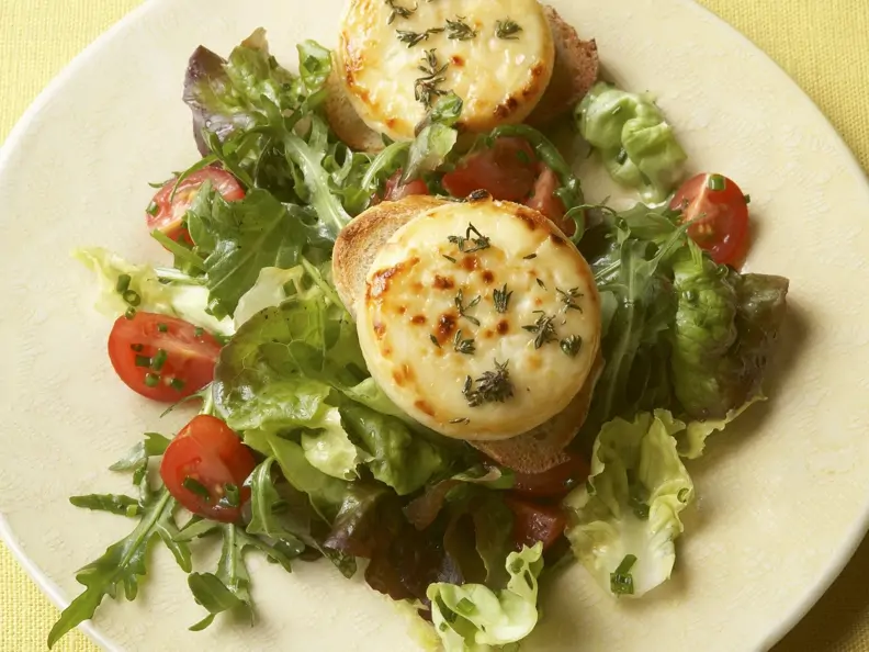 Überbackener Ziegenkäse mit Röstbrot und Salat