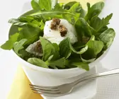 Verlorenes Ei mit grünem Salat
