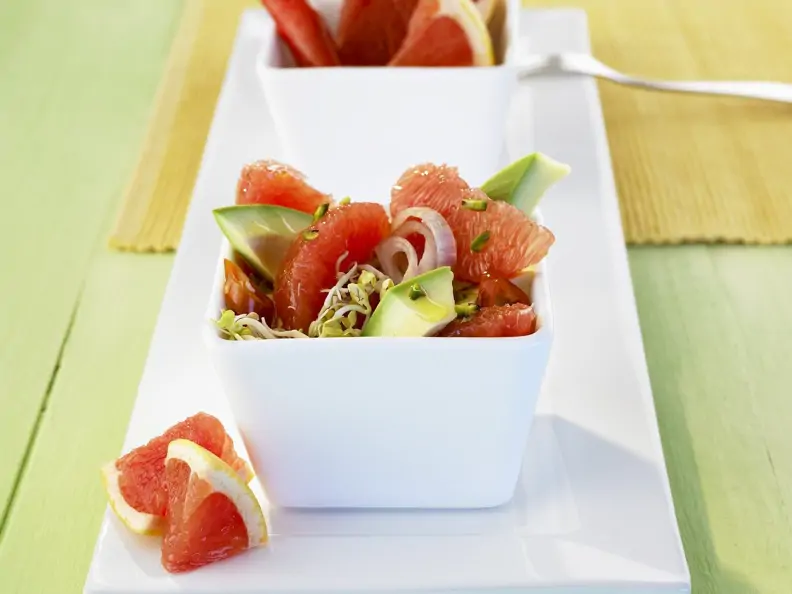 Fruchtiger Avocadosalat mit Grapefruit
