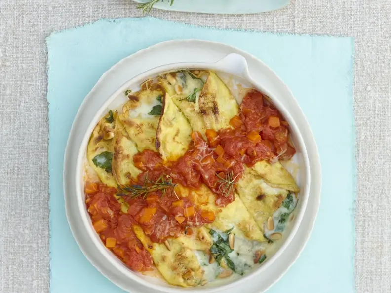 Pikante gefüllte Crêpes mit Gorgonzola, Tomaten und Rosmarin
