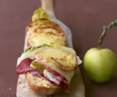 Baguette mit Raclettekäse gratiniert