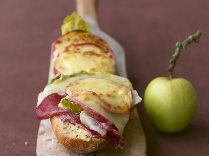 Baguette mit Raclettekäse gratiniert