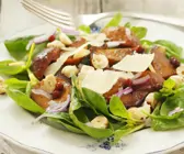 Salat aus Blattspinat, Pilzen, Nüssen und Parmesan