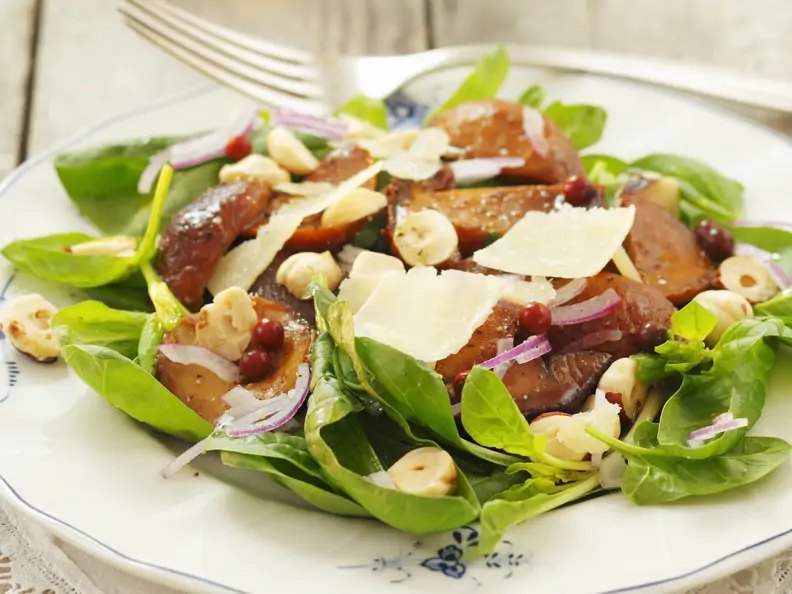 Salat aus Blattspinat, Pilzen, Nüssen und Parmesan