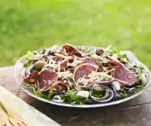 Salami-Pilz-Salat mit Käse und Oliven