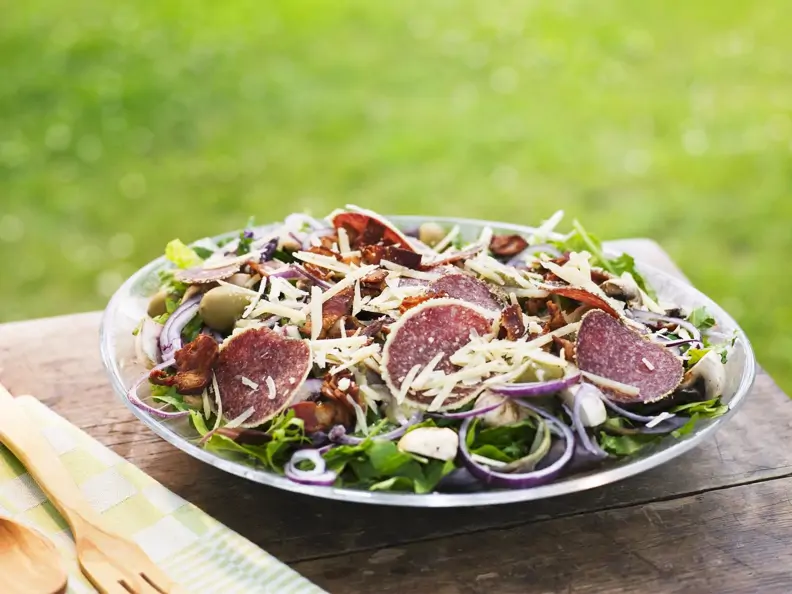 Salami-Pilz-Salat mit Käse und Oliven