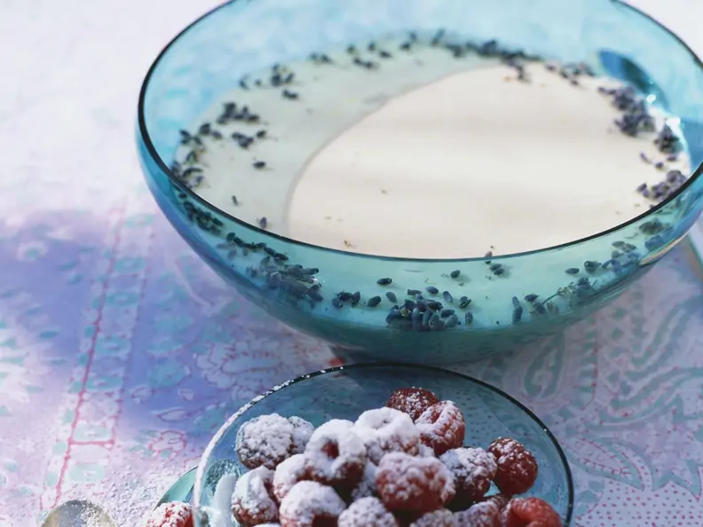 Lavendelcreme mit Himbeeren