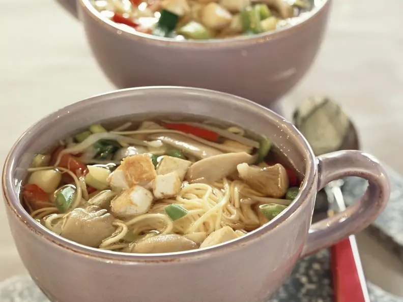 Nudel-Tofu-Suppe mit Austernpilzen