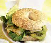 Appenzeller-Bagel mit Kiwi