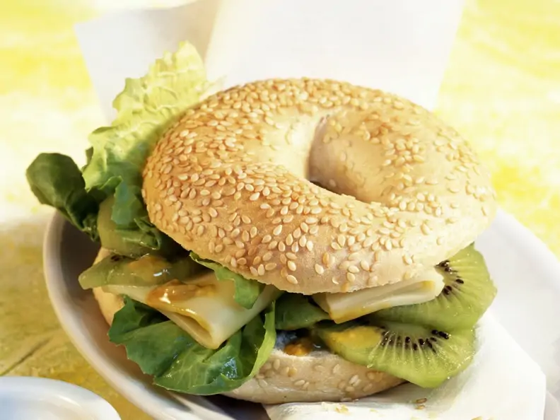 Appenzeller-Bagel mit Kiwi
