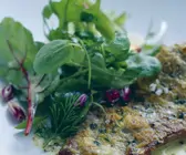Rinderlende mit Senf-Thymian-Haube und frischem Kräutersalat