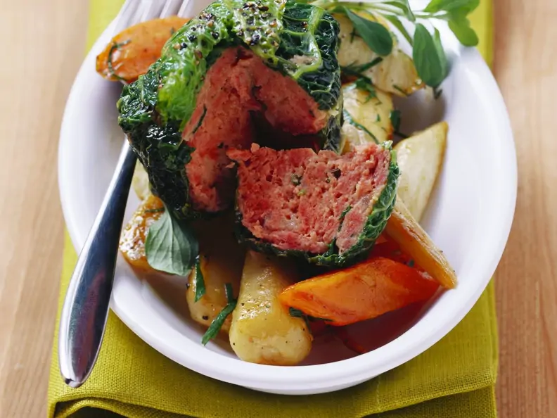 Wirsingpäckchen mit Hackfleisch und Schmorgemüse