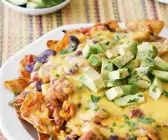 Überbackene Tortilla-Chips mit Hähnchen und Avocado